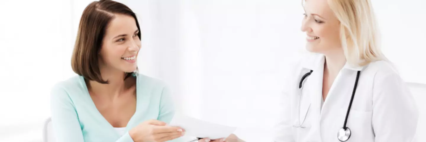 Ärztin übergibt Patientin ein Dokument