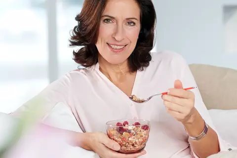 Frau mit Müslischale