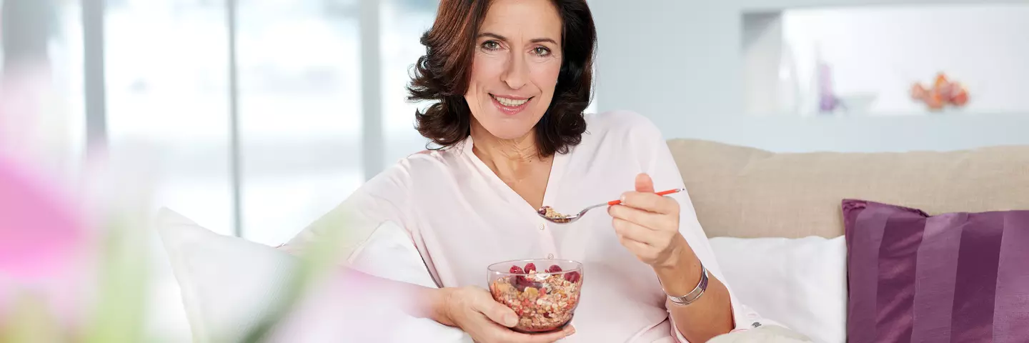 Frau mit Müslischale