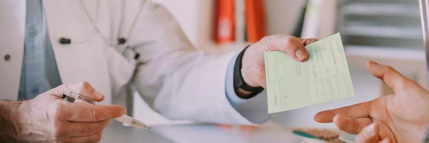 Arzt mit einem grünem Rezept in der Hand