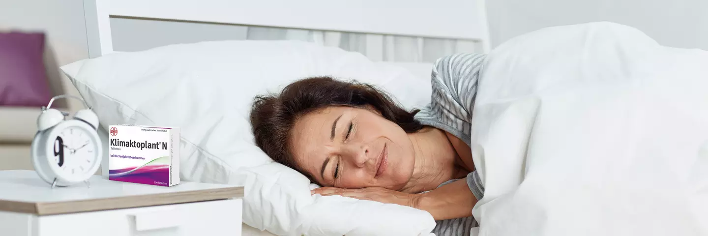 Frau liegt schlafend im Bett