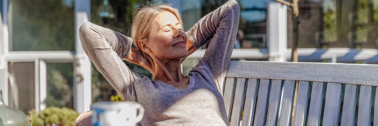 Frau entspannt in der Sonne