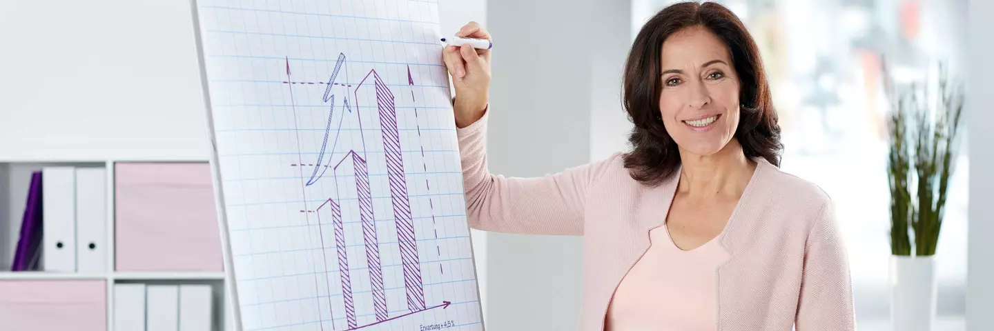 Frau steht am Flipchart