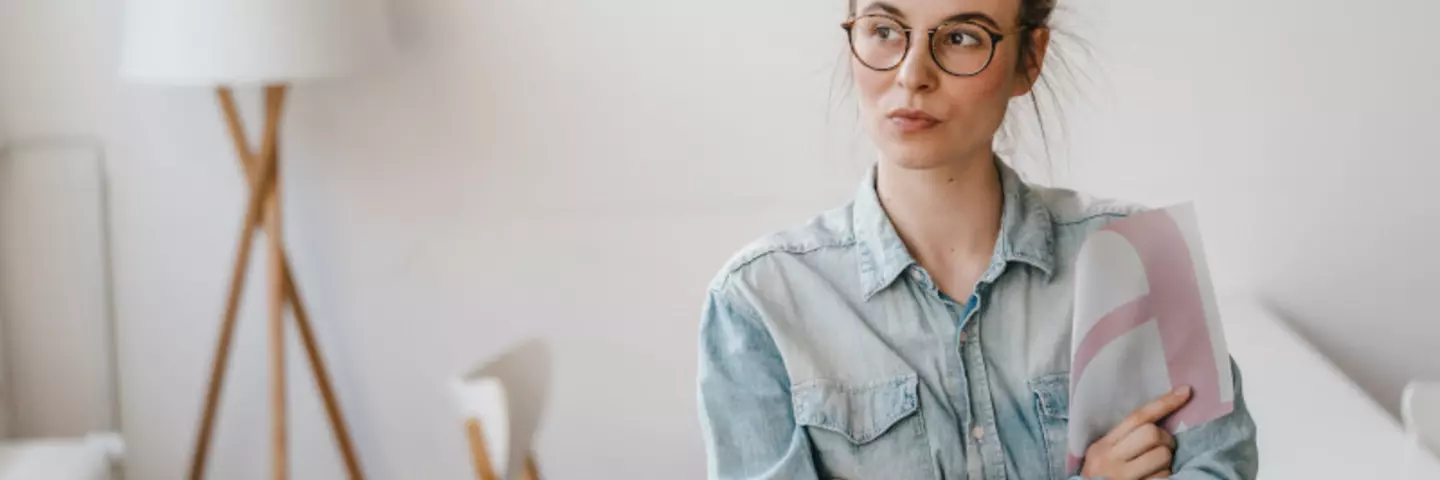 Frau macht ein besorgtes Gesicht