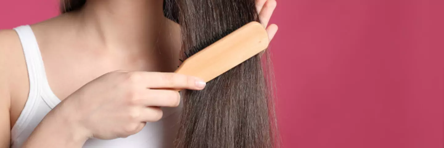 Frau bürstet ihr Haar