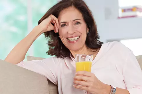 Frau mit einem Glas gefüllt mit Saft