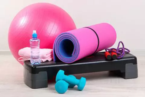 Yogamatte, Hanteln, Stepper und Gymnastikball