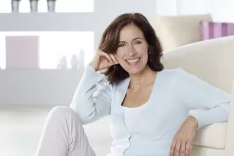 Frau sitzt auf dem Boden