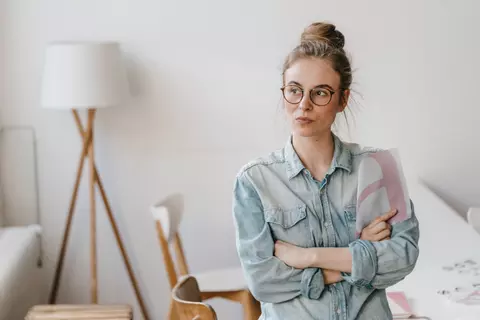 Frau macht ein besorgtes Gesicht
