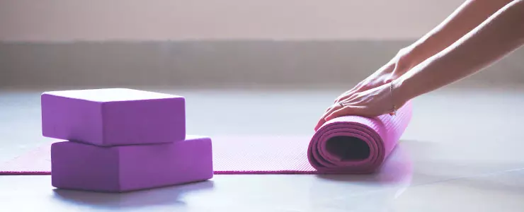 Ausrollen einer Yogamatte